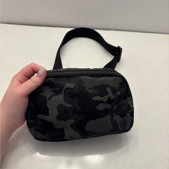 Lululemon Everywhere Belt Bag *1L
Heritage Camo Jacquard Max Black Graphite Grey - Picture 5 of 11